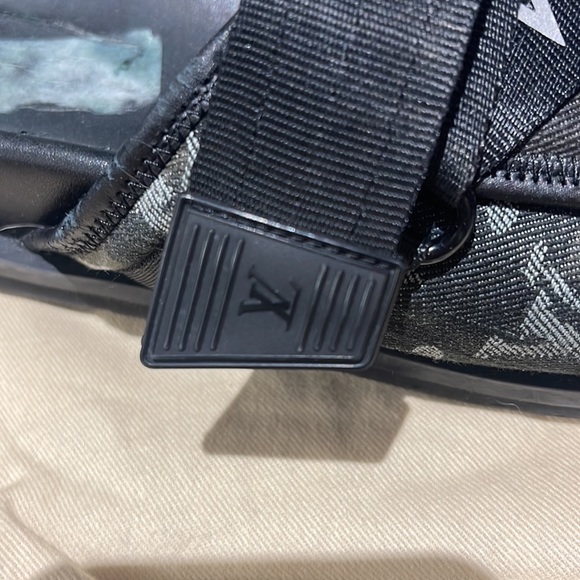 LOUIS VUITTON - Honolulu slides
Size 8.5
Dust cloth
no box - Picture 8 of 13